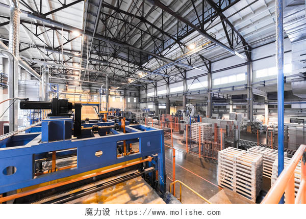 工厂车间内部和机器在玻璃工业背景生产过程中的作用